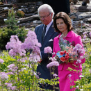 Kong Carl Gustaf og Dronning Silvia spaserer i Tromsø arktisk-alpine botaniske hage  (Foto: Cornelius Poppe / NTB scanpix)